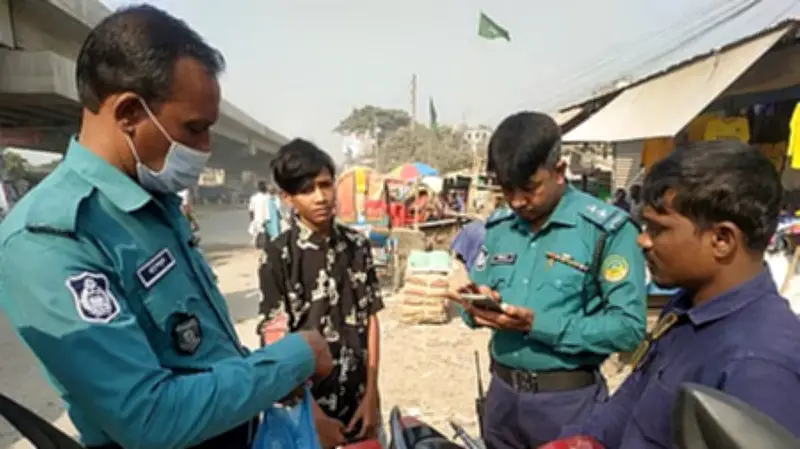 পুলিশের মুঠোফোন তল্লাশি: ব্যক্তিগত গোপনীয়তা লঙ্ঘনের অভিযোগ