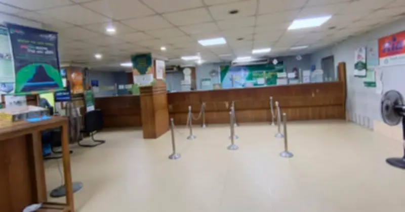 ইসলামী ব্যাংকে চেয়ারম্যানের পদত্যাগ দাবিতে দুই ঘণ্টার কলম বিরতি