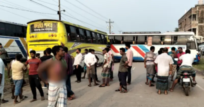 মাদারগঞ্জে বাসচালককে মারধর ও ছাত্রদল কর্মীকে কুপিয়ে আহত, বাস ধর্মঘট