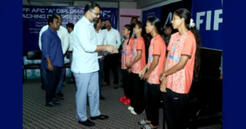 নারী ফুটবল দলের পাশে ক্রীড়া প্রতিমন্ত্রী, দিলেন প্রধানমন্ত্রীর বার্তা