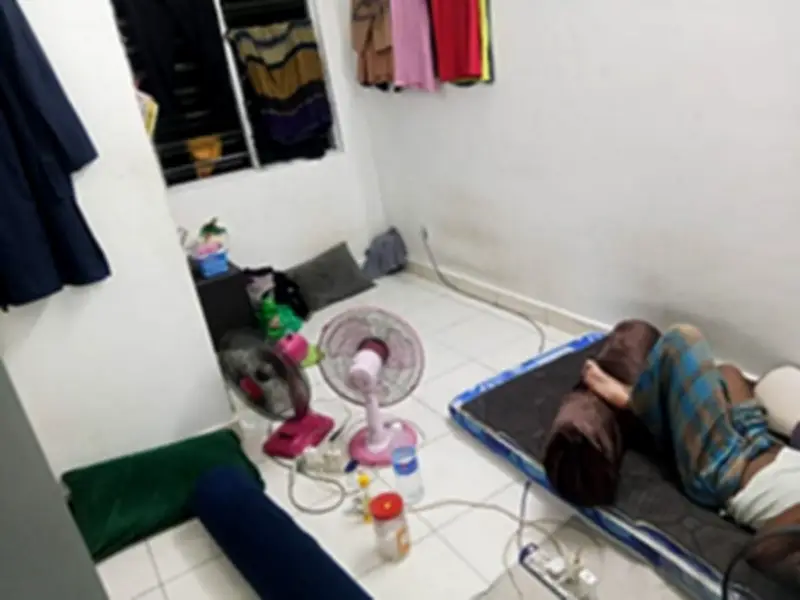 মালয়েশিয়ায় বাংলাদেশি শ্রমিকদের মানবিক সংকট: বেতন বন্ধ, পাসপোর্ট আটক