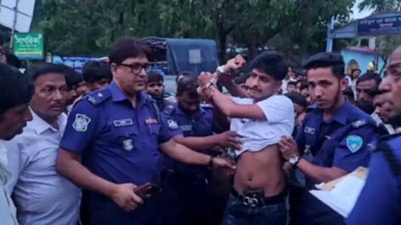 নোয়াখালীতে চেকপোস্টে তিন পিস্তলসহ যুবক আটক