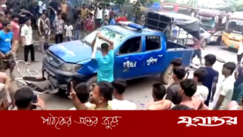 কুমিল্লায় থ্রি-হুইলার আটক করায় পুলিশের গাড়িতে হামলা, আটক ১