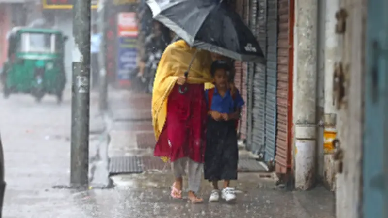 সকালের বৃষ্টিতে শিশুদের স্কুলে নিয়ে যাওয়া ও নগরের দৃশ্য
