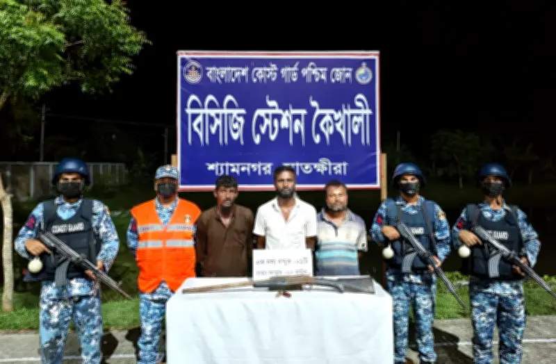 সুন্দরবনে ডাকাতির অভিযোগে কোস্টগার্ডের হাতে তিনজন আটক