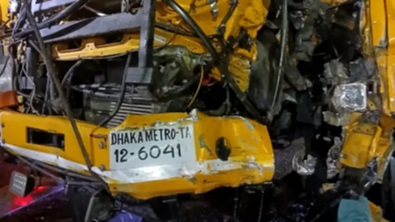 ফেনীতে ট্রাকে কাভার্ডভ্যানের ধাক্কায় চালক ও সহকারী নিহত, আহত ৮