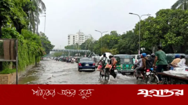 রাজধানীতে ঝুম বৃষ্টি, সড়কে জলজটে ভোগান্তি