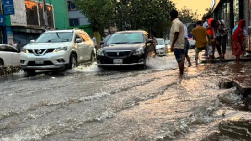 টানা বৃষ্টিতে ঢাকার সড়কে জলাবদ্ধতা, দুর্ভোগে নগরবাসী