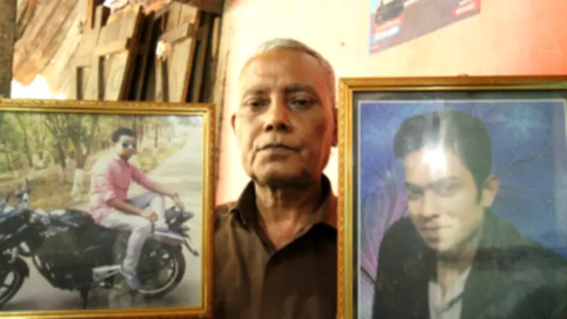 পাহাড়ধসে নিহত দুই ছেলের ছবি হাতে বাদল দত্ত: ৯ বছরেও ভোলেনি রাঙামাটি