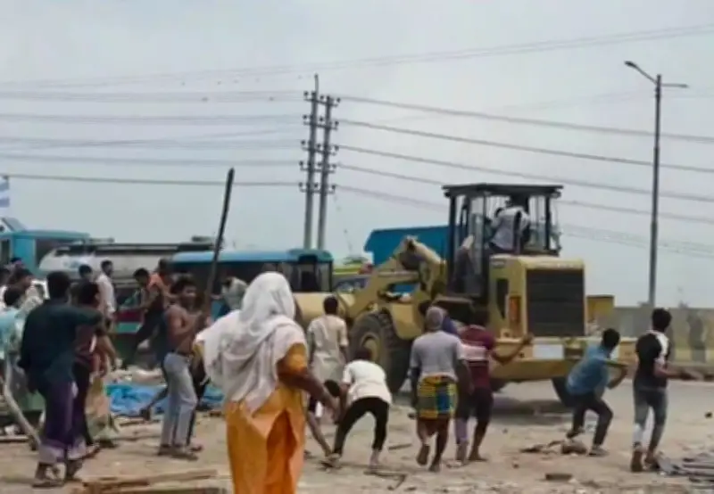 ধামরাইয়ে সওজের জায়গা দখলমুক্ত করতে গিয়ে হামলা, বুলডোজারচালকসহ ৩ আহত