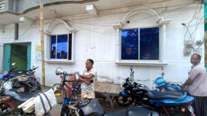 কয়রায় পল্লী বিদ্যুৎ অফিসে হামলা, আটক ১