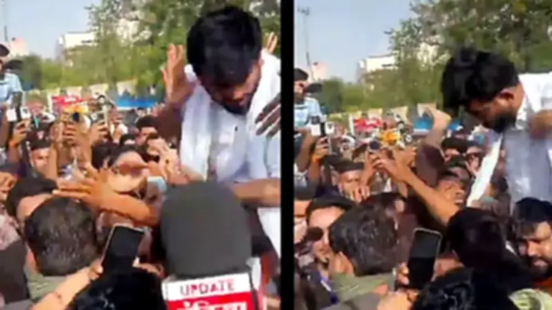 হামলার শিকার হয়েও সমাবেশে সরব ‘তেলাপোকা’ দলের প্রধান অশিক্ষিতরা দেশ চালাচ্ছেন