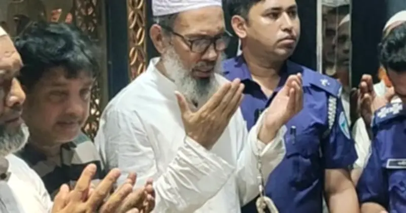 কারাগার থেকে প্যারোলে মুক্ত হয়ে হাতকড়া পরে মায়ের জানাজায় আওয়ামী লীগ নেতা