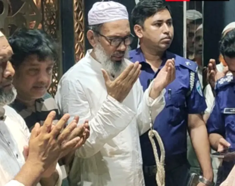 কারাগার থেকে প্যারোলে এসে মায়ের জানাজায় আইয়ুব বাবুল