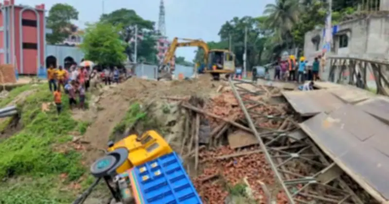 গোপালগঞ্জে বেইলি ব্রিজ ভেঙে ট্রাক খালে, যান চলাচল বন্ধ