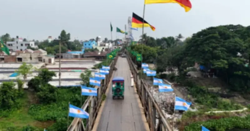 ধামরাইয়ে বেইলি ব্রিজ এখন ‘ফিফা ব্রিজ’, বিশ্বকাপের উন্মাদনায় রঙিন