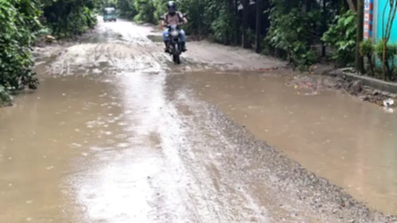 বাঞ্ছারামপুর-হোমনা সড়ক মেরামত শুরু, গাজীপুরে যুবলীগের মিছিলে হুমকি