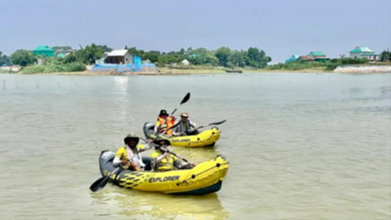 বাংলাদেশ-চীন কায়াকিং: নদী-হাওর রক্ষায় তরুণদের সচেতনতা অভিযান