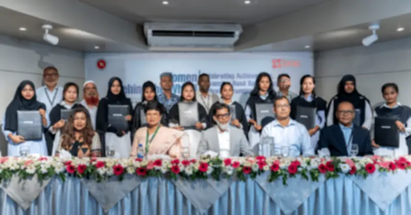 দক্ষ নারী চালকের ঘাটতি পূরণে ব্র্যাকের ড্রাইভিং স্কুলের প্রশিক্ষণ