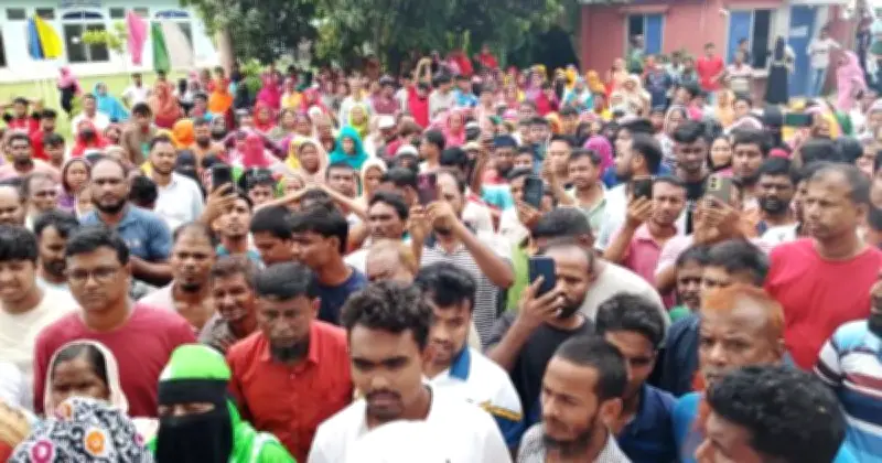 দেশের পোশাক শিল্পে সংকট: তিন বছরে বন্ধ প্রায় ৪০০ কারখানা, শ্রমিকরা অনিশ্চয়তায়