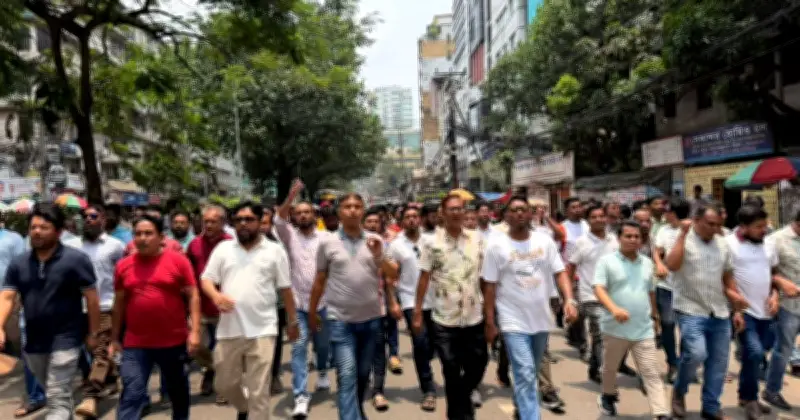 স্বেচ্ছাসেবক দলের বিক্ষোভ মিছিলে আওয়ামী লীগের নৈরাজ্যের প্রতিবাদ