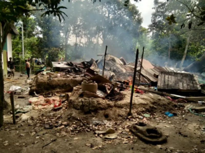 বরিশালে অটোরিকশাচালক হত্যা: আসামি গ্রেপ্তারের পর বাড়িতে আগুন