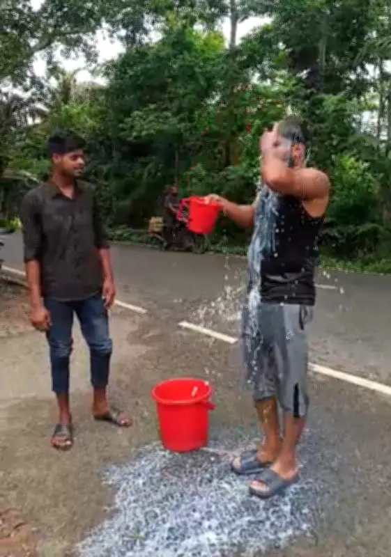 ফকিরহাটে দুধ-পানি দিয়ে গোসল করে জামায়াত ছাড়ার ঘোষণা