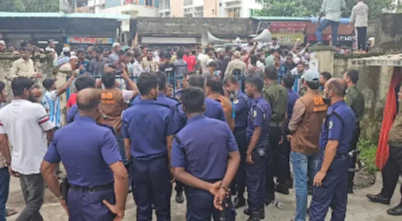 ভোলায় মেঘনা নদী ভাঙন রোধে সড়ক অবরোধ, পাউবো কার্যালয় ঘেরাও