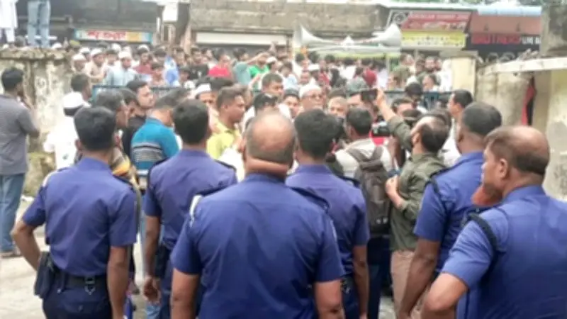 ভোলা নদী ভাঙন রোধের দাবিতে পাউবো কার্যালয় ঘেরাও, সড়ক অবরোধ