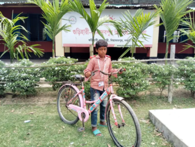 সাইকেল পেয়ে অনিকের পড়াশোনায় নতুন প্রাণ, বাড়ি থেকে স্কুল ৭ কিমি পথ ছিল বাধা