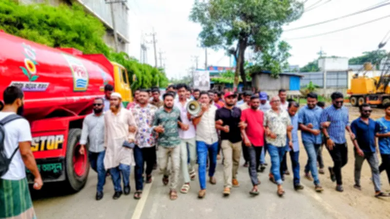 আসলাম চৌধুরীর প্রার্থিতা বাতিলে সীতাকুণ্ডে বিএনপির বিক্ষোভ, মহাসড়ক অবরোধ