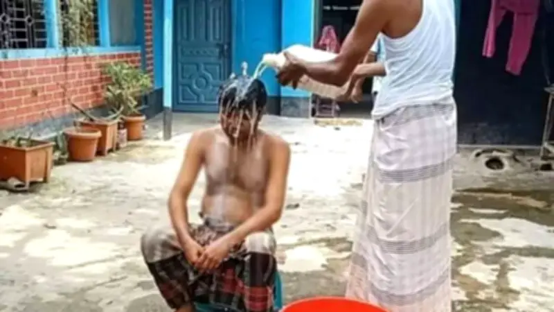 দুধ দিয়ে গোসল করে রাজনীতি ছাড়লেন বিএনপি কর্মী; কাঁচাবাজারে নেই স্বস্তি