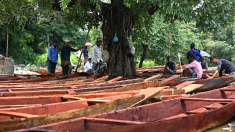 খালের পাশে নৌকার হাট, পানি বাড়লে আরও বড় হবে
