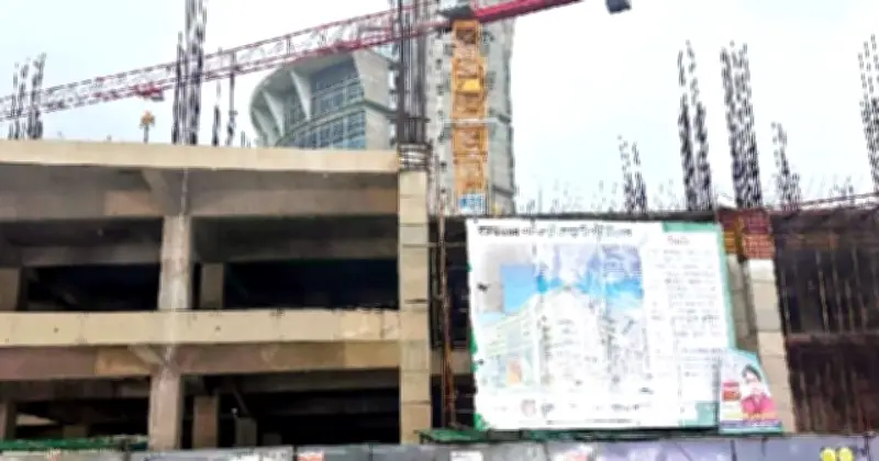 বঙ্গবাজারে পুনর্নির্মাণ: ১০ তলা ভবন, চাঁদাবাজির অভিযোগ