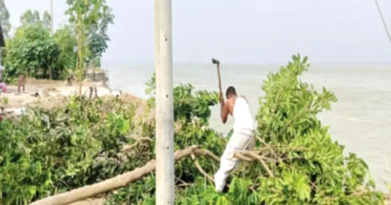 ব্রহ্মপুত্র ভাঙনে কুড়িগ্রামে ৫০ পরিবার নিঃস্ব, বিদ্যালয়সহ স্থাপনা হুমকিতে