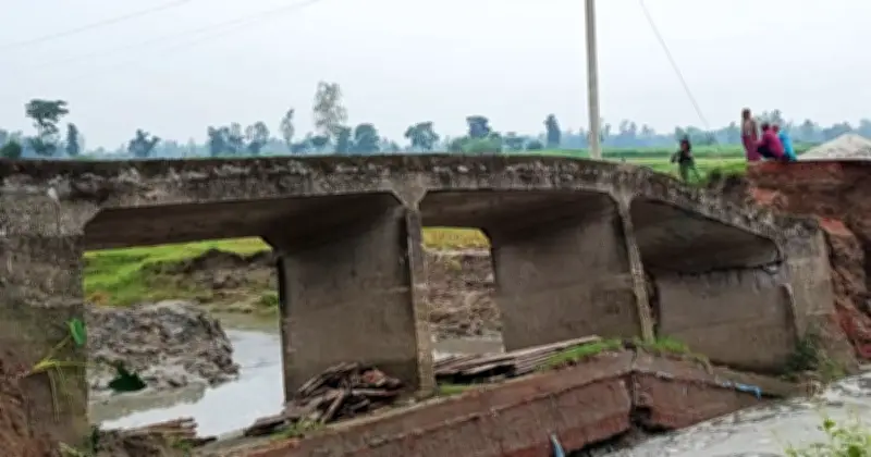 বগুড়ায় আরসিসি গার্ডার সেতু ধসে পাঁচ গ্রামের যোগাযোগ বিচ্ছিন্ন
