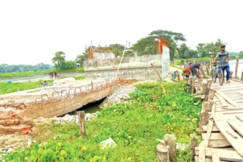 মনিরামপুরে সেতু নির্মাণ শেষ না হওয়ায় ২০ গ্রামের মানুষের চরম দুর্ভোগ