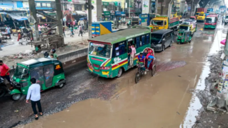 ভাঙাচোরা সড়কে দুর্ভোগ, পানি জমে ডোবা, গর্তে বাঁশের খুঁটি