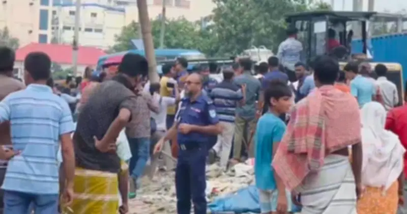 ঢামরাইয়ে উচ্ছেদ অভিযানে হামলা, চালক-সহকারী আহত