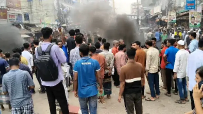 কমিটি বাতিলের দাবিতে হাজীগঞ্জে ছাত্রদলের অবরোধ, দুর্ভোগে জনগণ