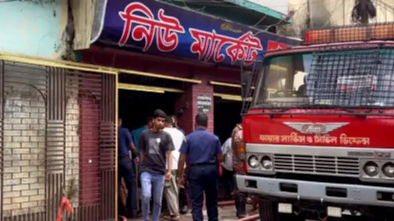 চাঁপাইনবাবগঞ্জ নিউ মার্কেটের আগুন নিয়ন্ত্রণে; পশ্চিমবঙ্গে ঝড়-বজ্রপাতে নিহত ১৩