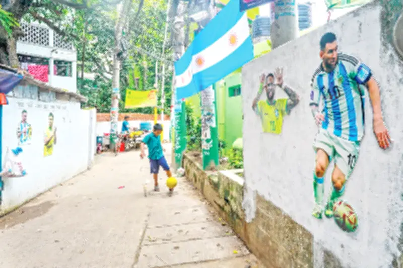 বিশ্বকাপ উন্মাদনায় রঙিন চট্টগ্রাম, ফুটবলপ্রেমে মাতোয়ারা শহর