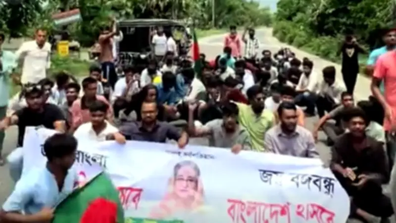 গোপালগঞ্জে শেখ মুজিবের ম্যুরালে কালি লেপনের প্রতিবাদে ছাত্রলীগের মহাসড়ক অবরোধ