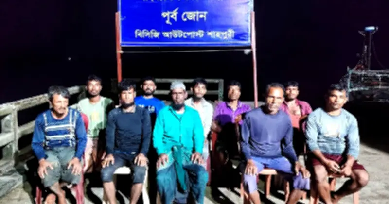 সেন্টমার্টিনের গভীর সমুদ্রে ইঞ্জিন বিকল, ১০ জেলেকে উদ্ধার করলো কোস্ট গার্ড