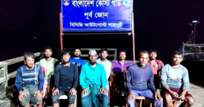 সেন্টমার্টিনের সাগরে ইঞ্জিন বিকল, ১০ জেলেকে উদ্ধার করল কোস্ট গার্ড