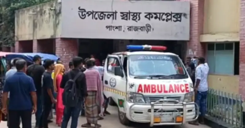 গোখরা সাপের ছোবলে কৃষক, সাপ প্লাস্টিকের পাত্রে ভরে হাসপাতালে