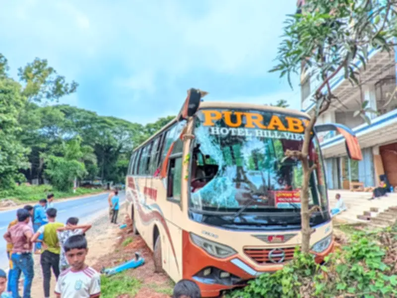 লোহাগাড়ায় বাস-বাস মুখোমুখি সংঘর্ষে কলেজছাত্রী নিহত