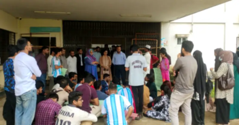 কুমিল্লা বিশ্ববিদ্যালয়ে সেশনজটের প্রতিবাদে আইন বিভাগের শিক্ষার্থীদের বিক্ষোভ