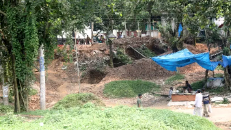 মহাস্থানগড়ে হাইকোর্টের নিষেধাজ্ঞা উপেক্ষা করে নির্মাণ, বন্ধের নির্দেশ