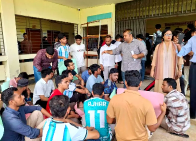 কুমিল্লা বিশ্ববিদ্যালয়ে সেশনজট নিরসনে আইন বিভাগের শিক্ষার্থীদের বিক্ষোভ